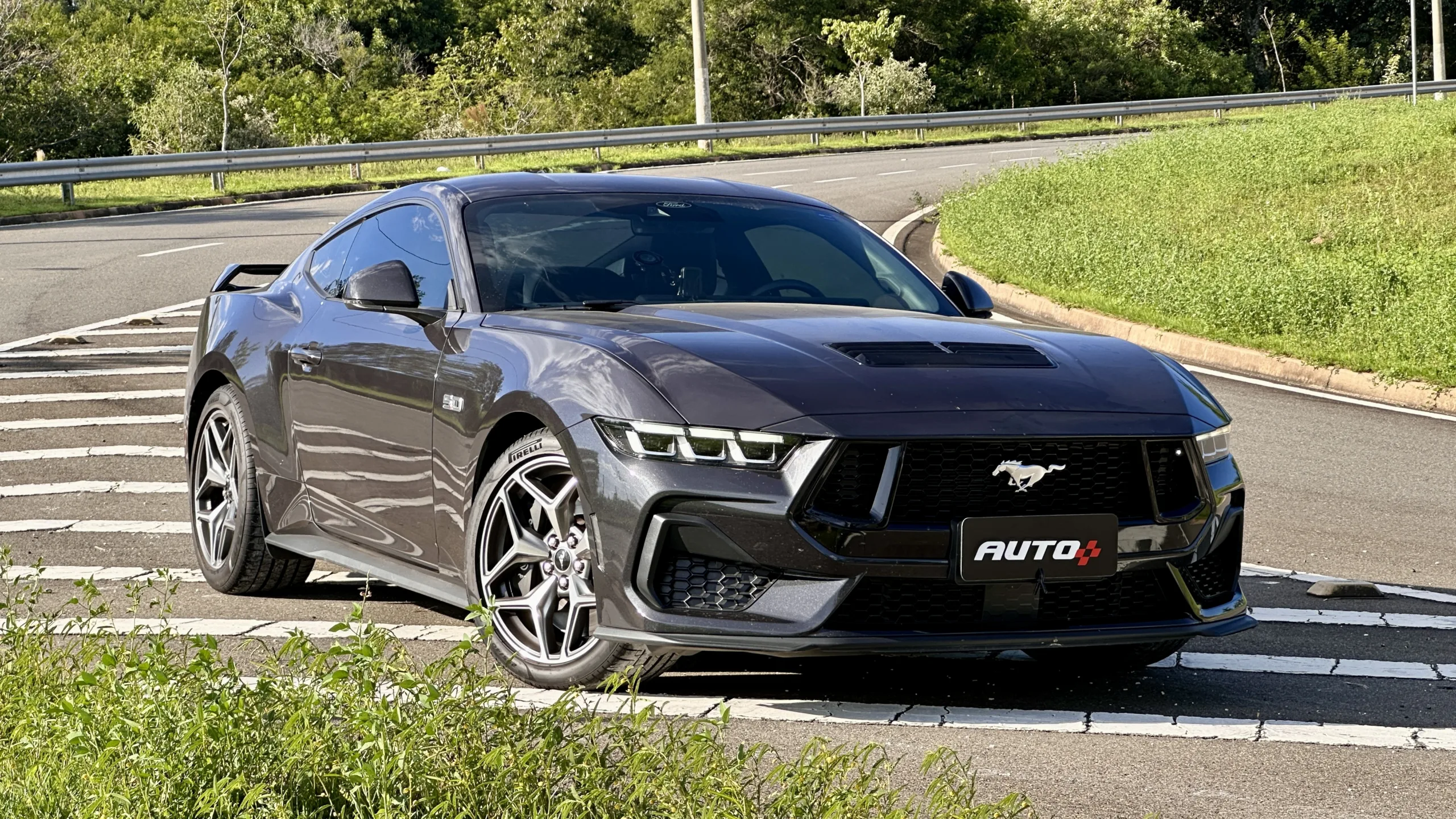 Ford Mustang GT cinza de frente em uma curva