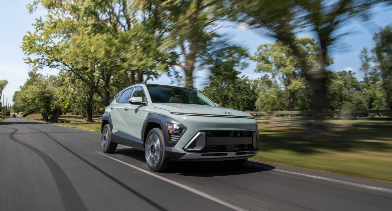 Novo Hyundai Kona Hybrid verde claro em movimento na estrada