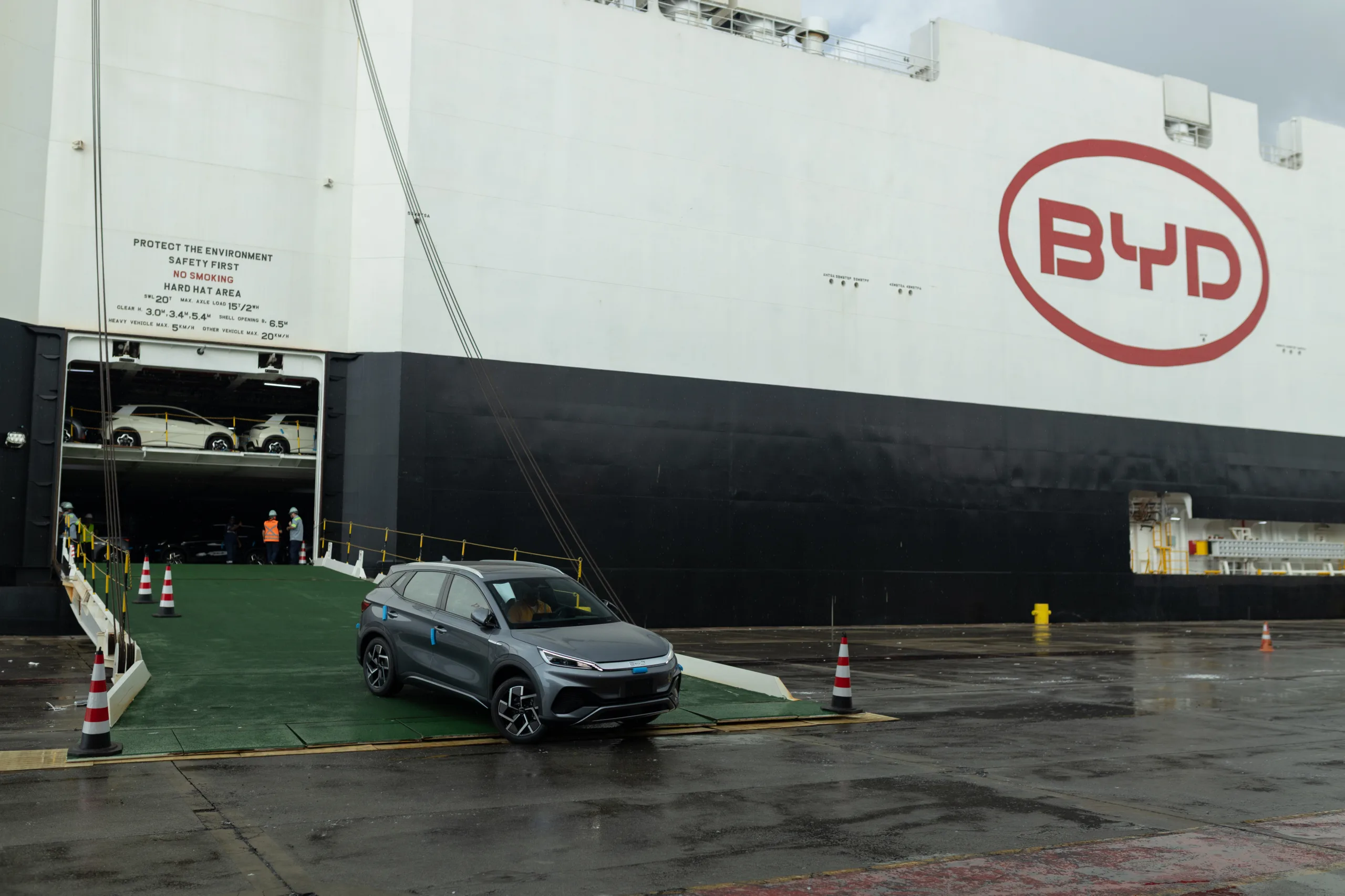 BYD Yuan Plus cinza descendo do navio Explorer NO.1 da BYD Impostos carros elétricos e híbridos