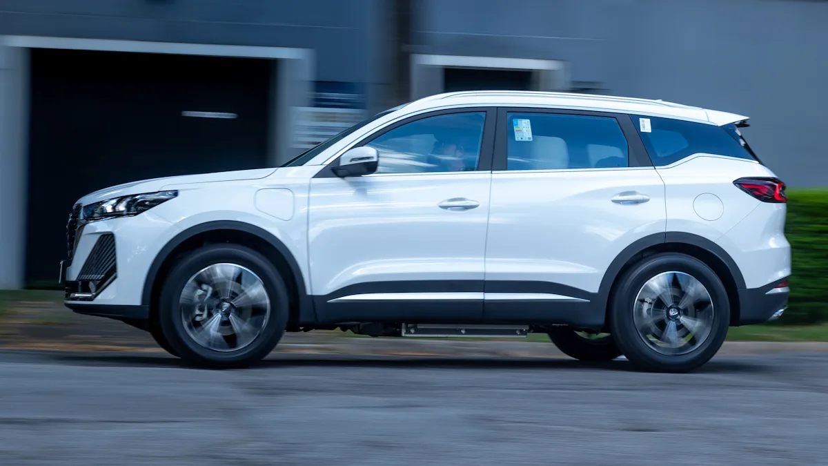 CAOA Chery Tiggo 8 PHEV branco de lado andando em uma rua