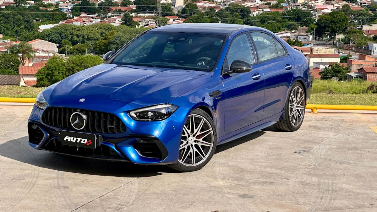 Mercedes-AMG C63 S azul de frente com uma cidade ao fundo