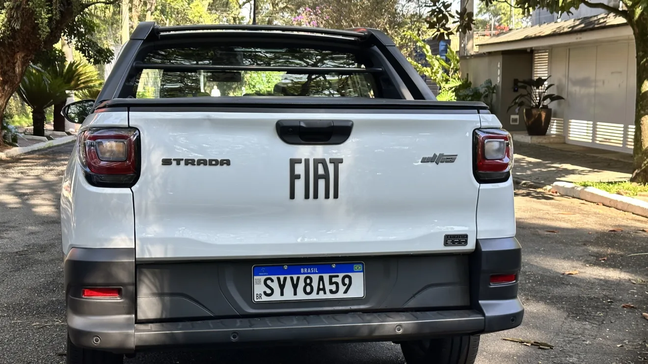 Vista de trás da Fiat Strada Ultra branca com detalhes escurecidos