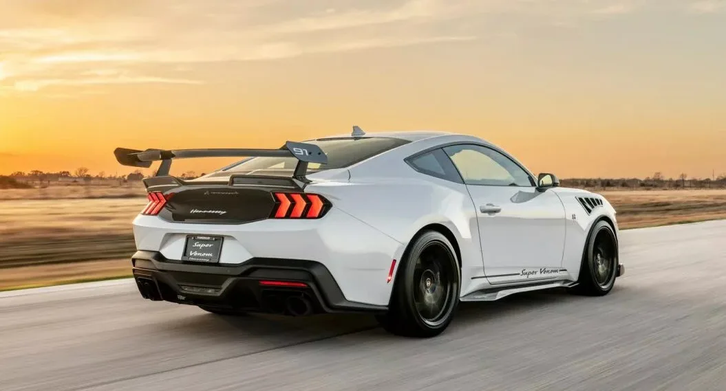 Hennessey Super Venom branco em movimento na estrada é um Mustang aperfeiçoado