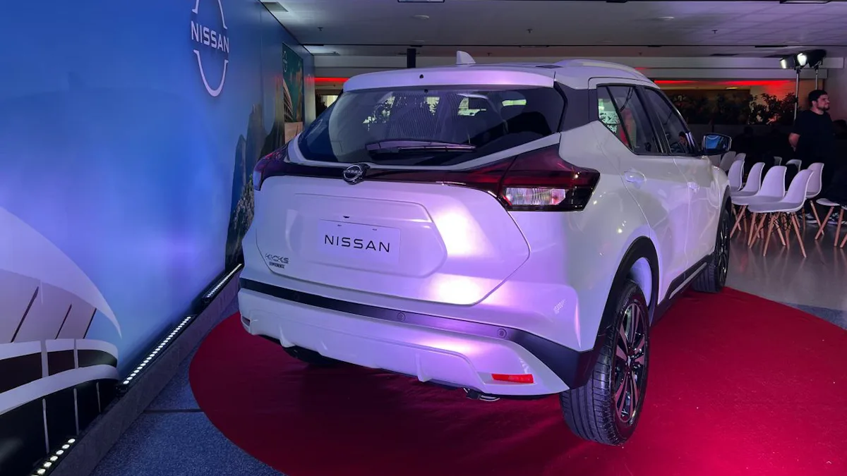 Imagem mostra traseira do novo Nissan Kicks Play 2025