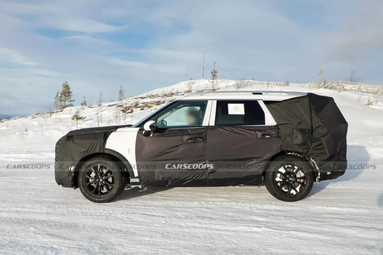 Hyundai Palisade XRT branco, camuflado de preto, visto de lado e com neve ao fundo