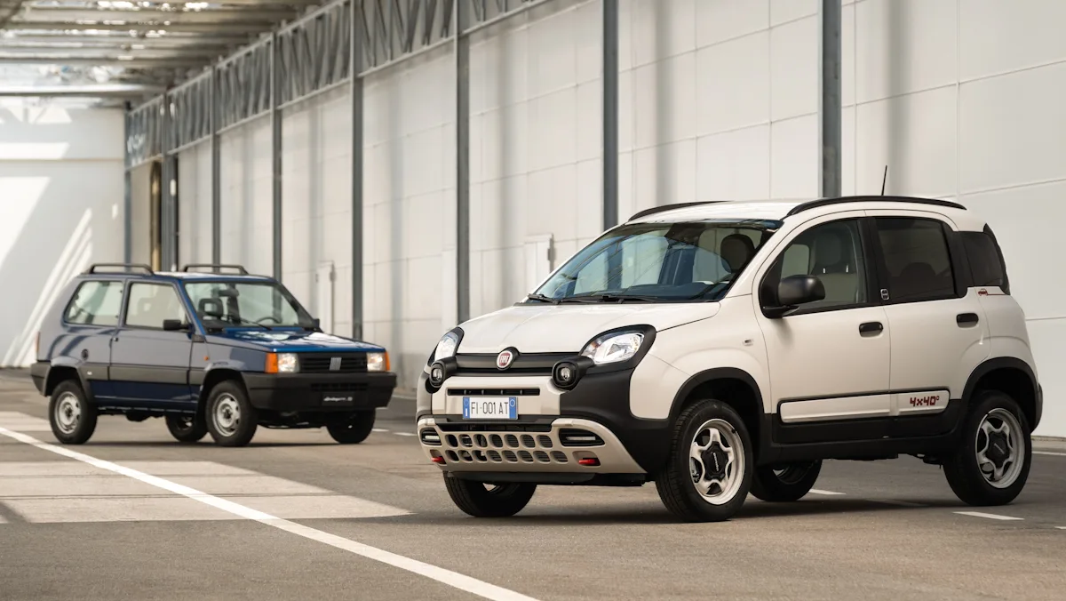 Fiat Panda clássico azul de frente estacionado em segundo plano junto de um Pandina 4x4 branco