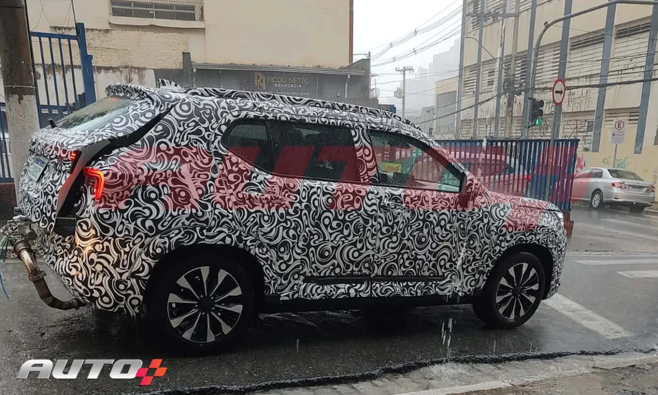 Honda WR-V de lateral com camuflagem e porta-malas aberto