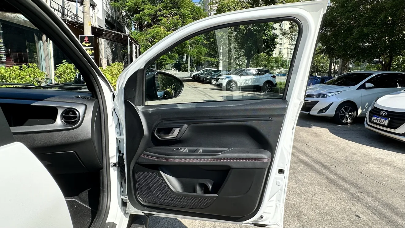 Porta da Fiat Strada Ultra branca com detalhes escuros