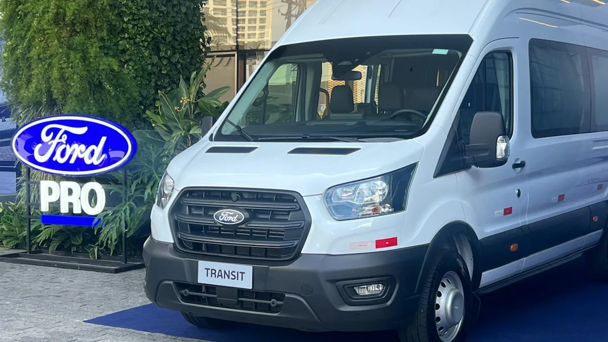 Imagem mostra nova Ford Transit 2026 Vidrada - Confira preços e versões