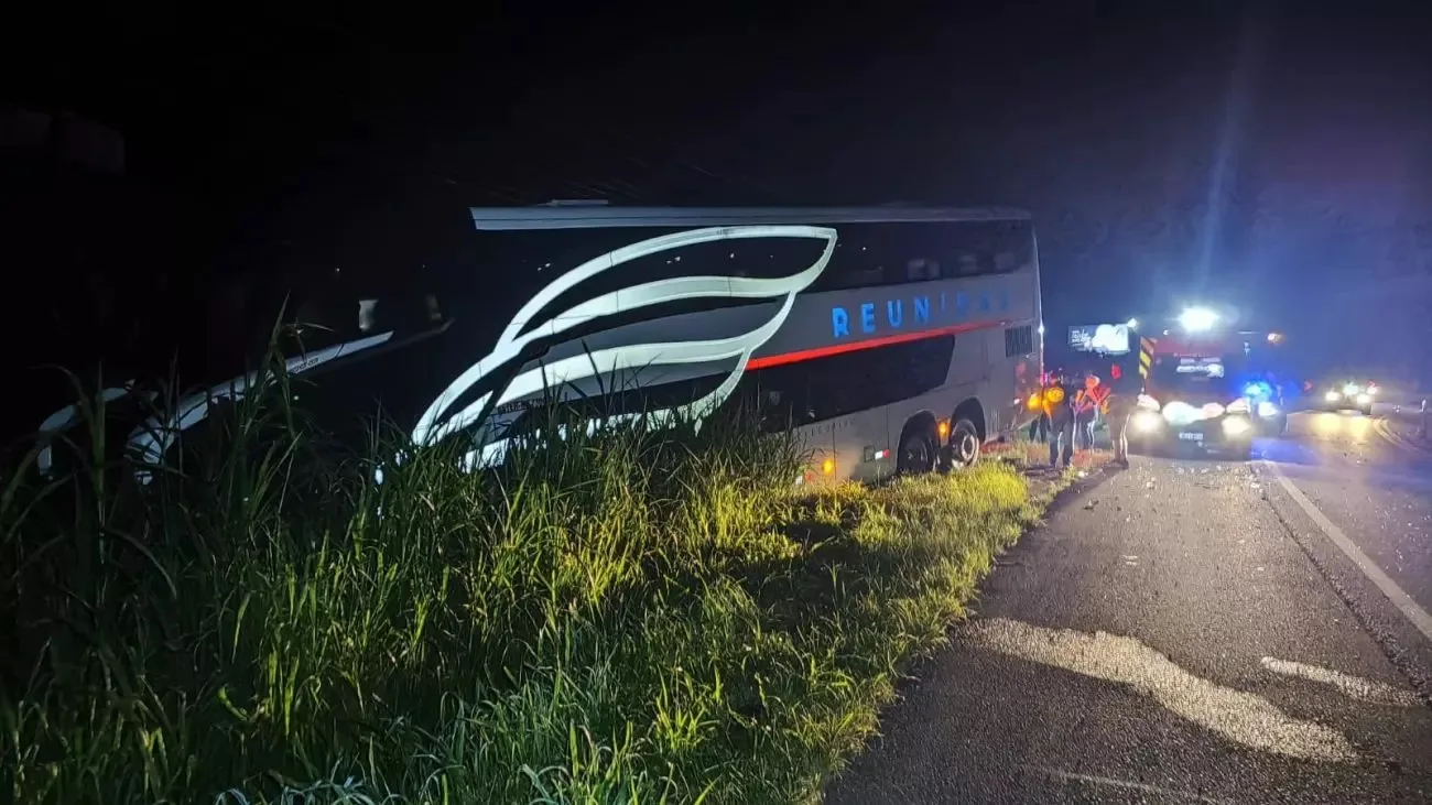 Ônibus cinza com detalhes claros envolvido em acidente na BR-470