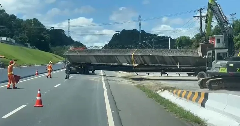 Viga de concreto que tombou sobre caminhão na BR-280