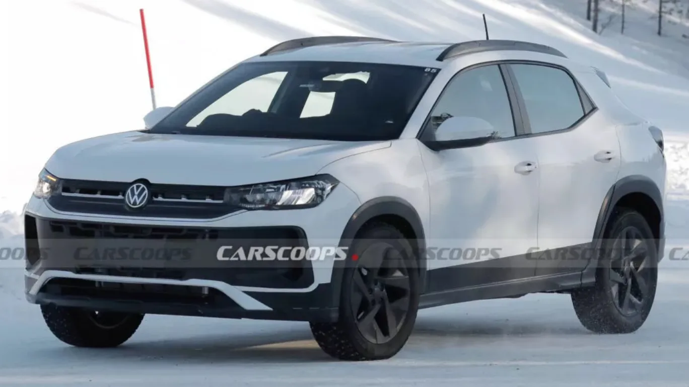 Volkswagen Tera branco com partes pretas, visto de frente e com faróis acesos