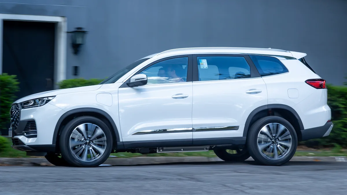 CAOA Chery Tiggo 8 PHEV branco de lado andando em uma rua