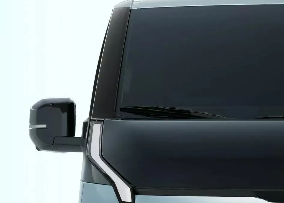 Parte escura da nova Kia PV5, uma van elétrica e com fundo branco