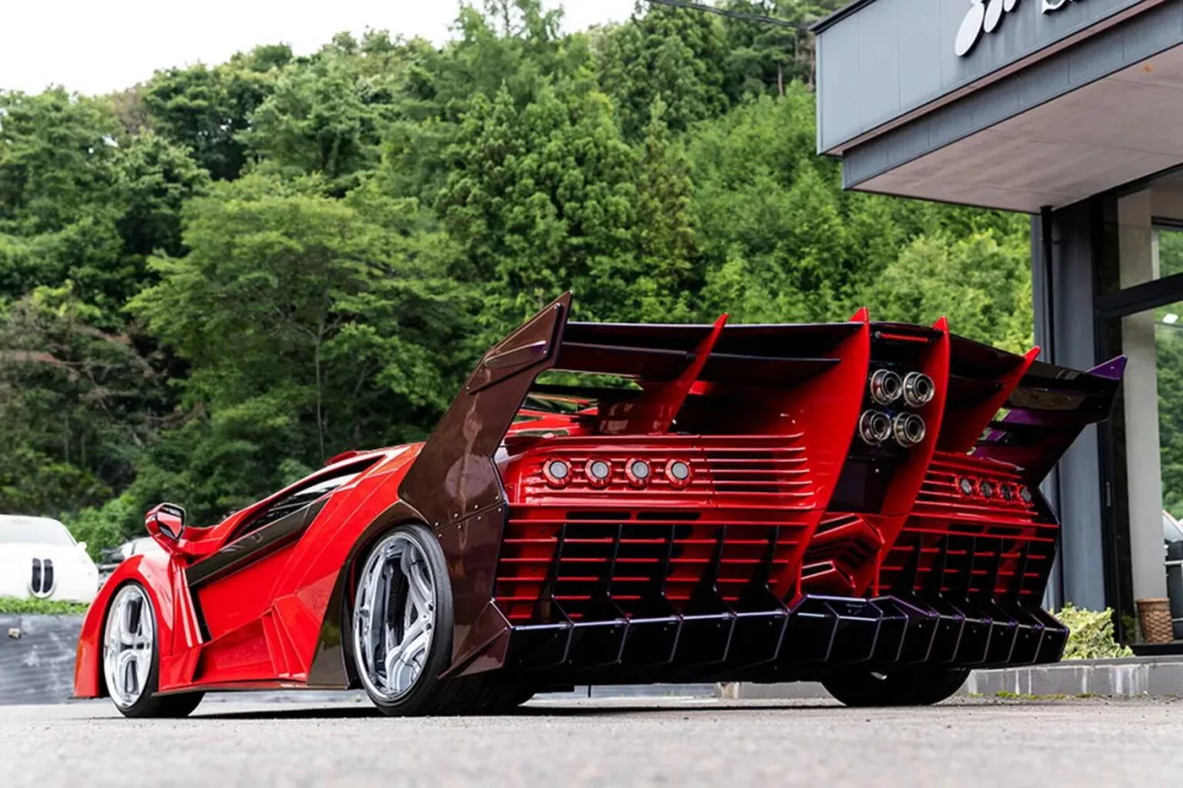 Lamborghini Diablo modificado vermelho parado de traseira com árvore ao fundo 