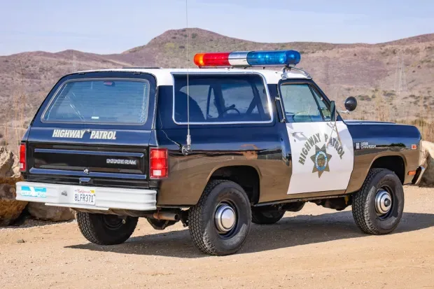 Dodge Ramcharger 4x4 1982 viatura parada de traseira no deserto