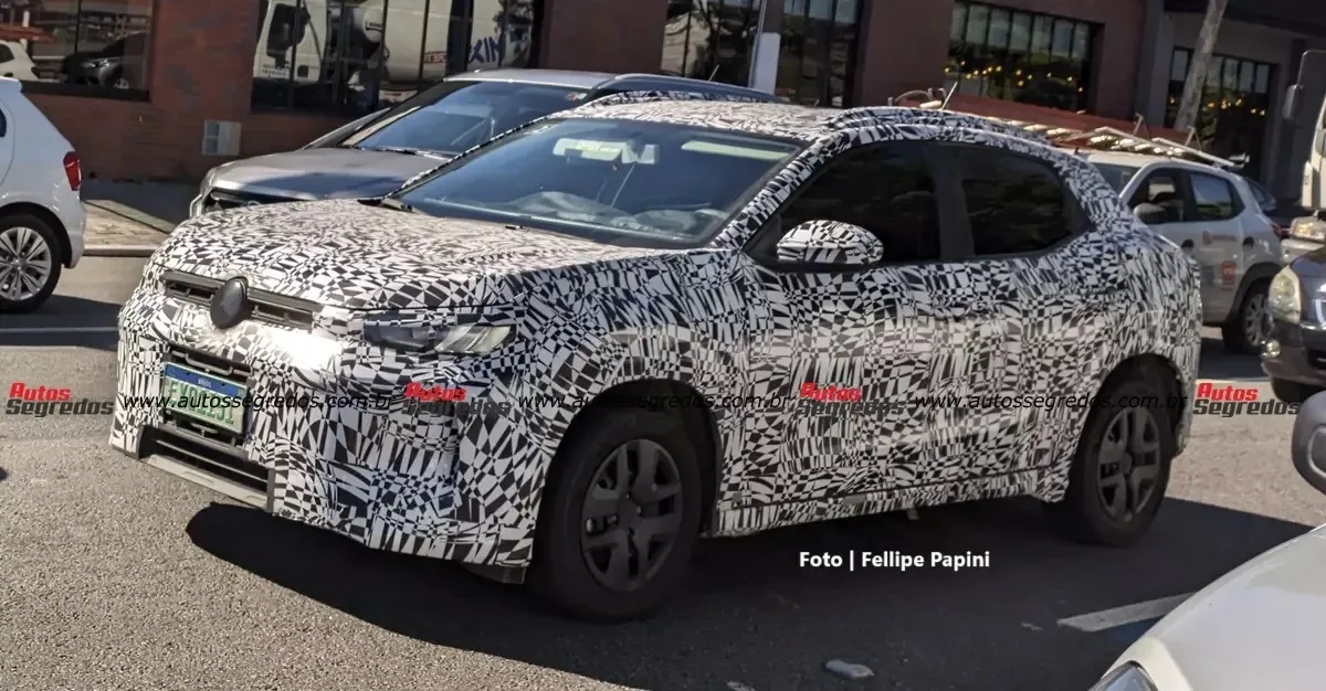 Volkswagen Tera camuflado de preto e branco, visto de frente, com detalhes pretos e carros ao redor