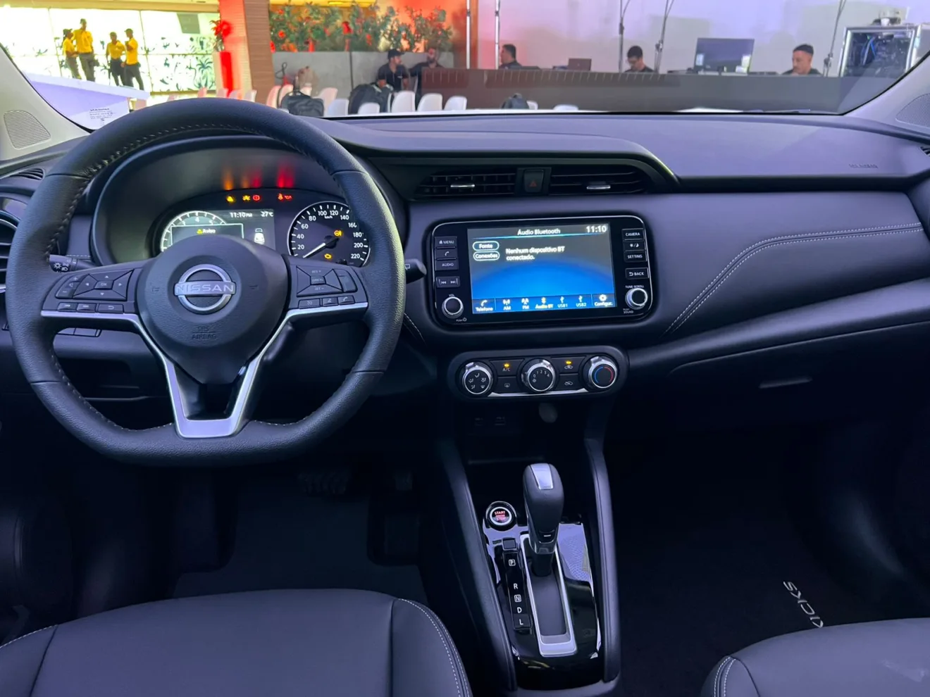 Interior do Nissan Kicks Play 2025 com central multimídia e painel de instrumentos ligados