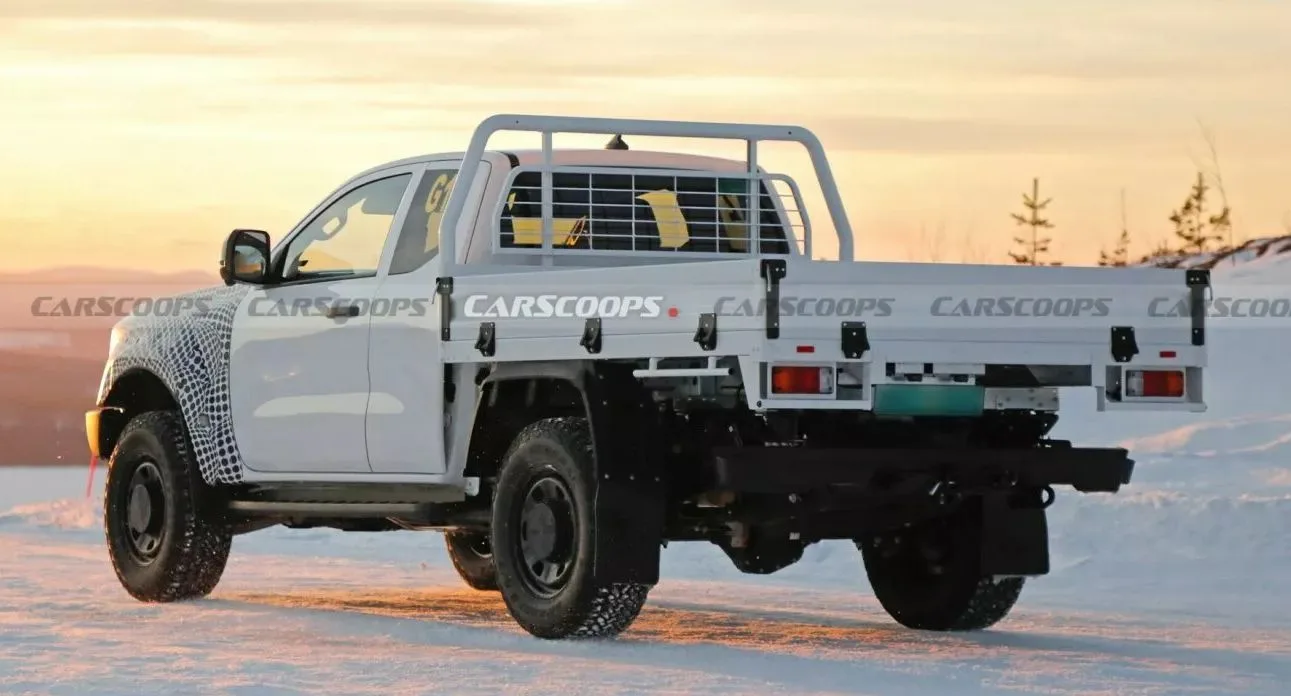 Ford Ranger Super Duty branca de traseira  em testes de inverno na Europa