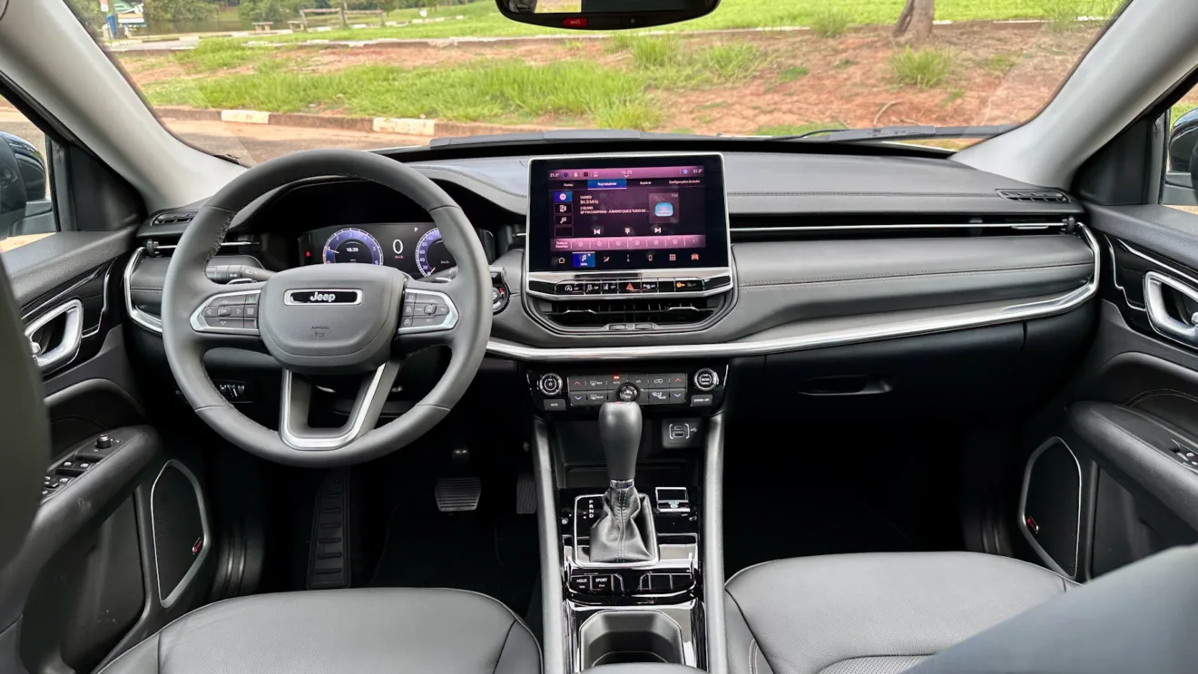 interior do jeep compass limited