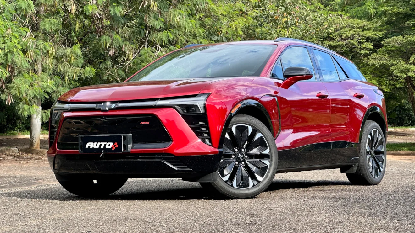 Chevrolet Blazer EV vermelho de frente em um estacionamento com árvores ao fundo