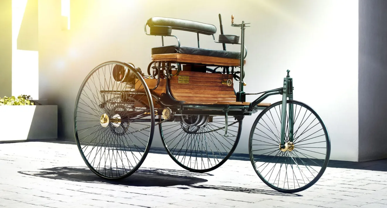 Benz Patent-Motorwagen  parado de frente e lateral