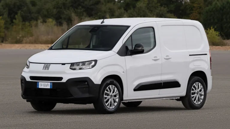 Fiat Doblo 2025 branco de frente com para-choques pretos e calota