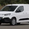 Fiat Doblo 2025 branco de frente com para-choques pretos e calota