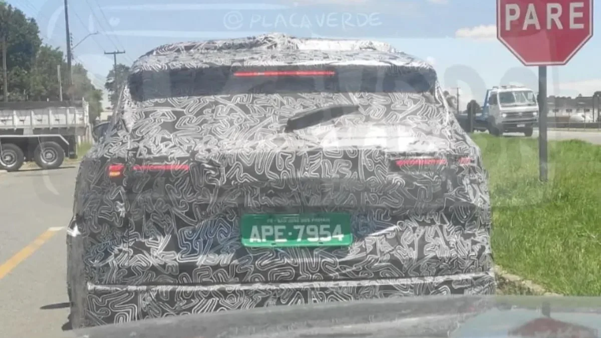 Imagem mostra flagra da traseira do novo SUV médio da Renault