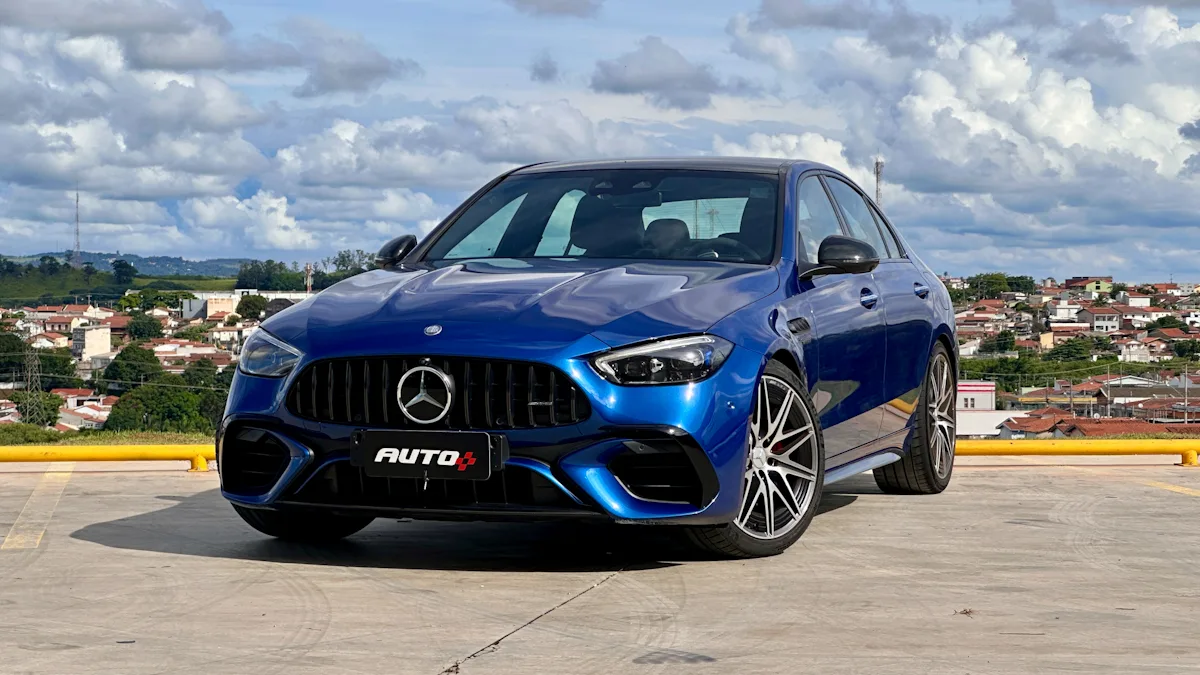 Mercedes-AMG C63 S azul de frente com uma cidade ao fundo