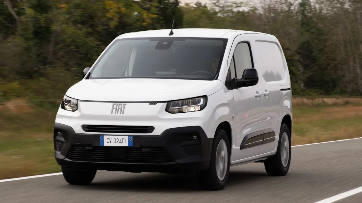 Fiat Doblo branco de frente em uma estrada