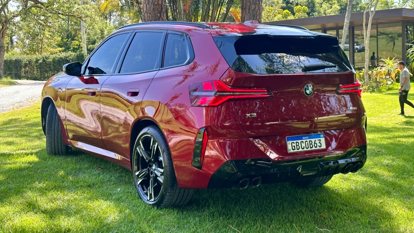 BMW X3 M50 vermelho de traseira em um gramado