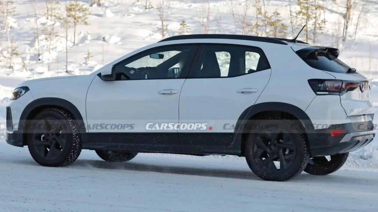 Volkswagen Tera branco com partes pretas, visto lateralmente e com neve ao redor