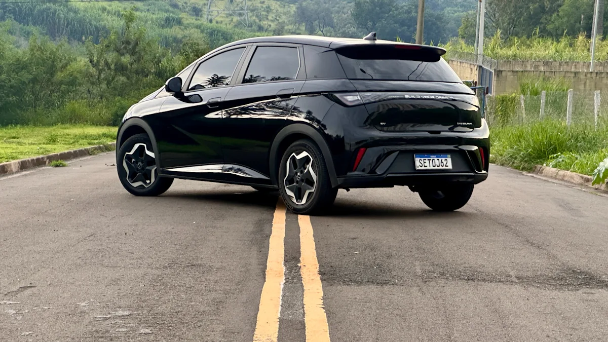 BYD Dolphin GS preto de traseira no meio de uma rua