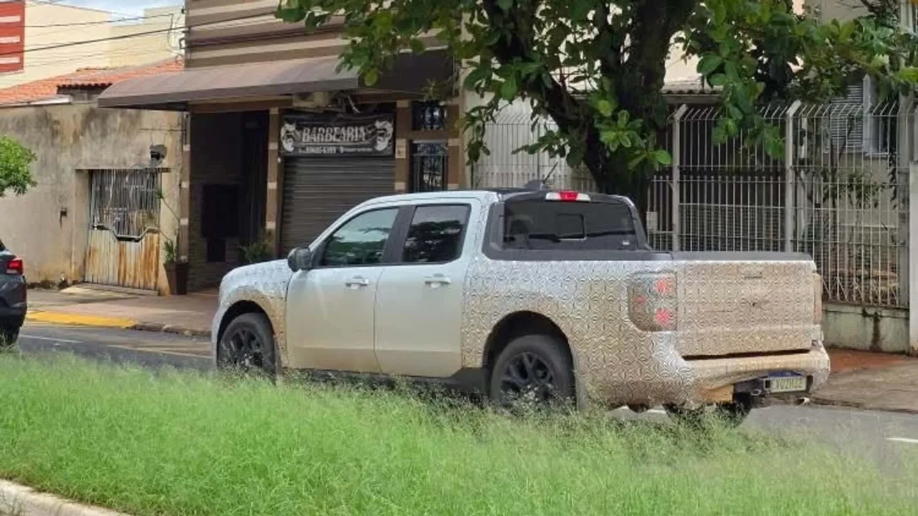 Ford Maverick reestilizada branca, com camuflagem clara e vista de trás