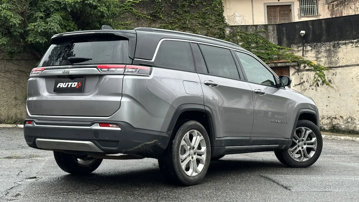 Jeep Commnader Longitude parado de traseira com casa e árvore ao fundo