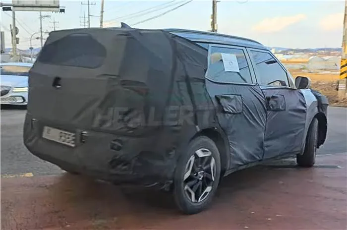 Novo Kia Seltos camuflado de preto, visto de trás