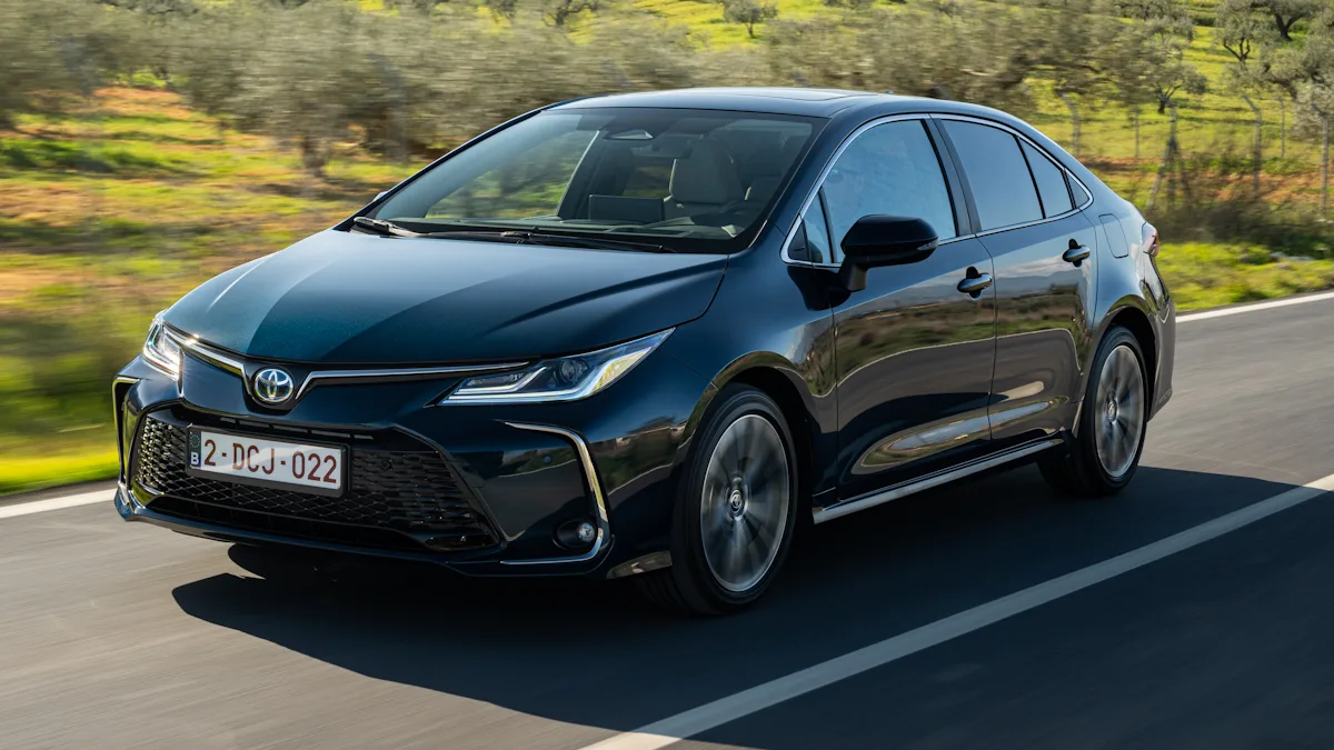 Toyota Corolla sedan verde de frente