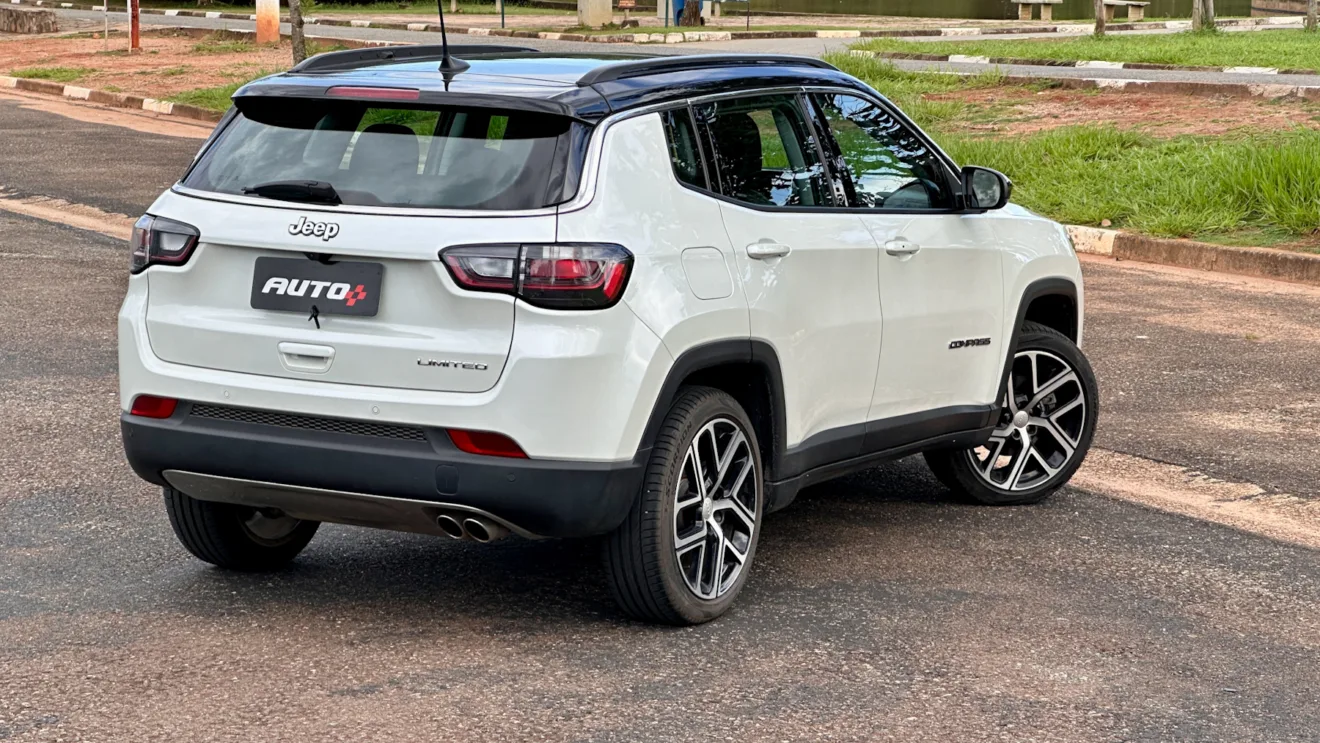 Jeep Compass Limited flex branco com teto preto parado de traseira em um estacionamento