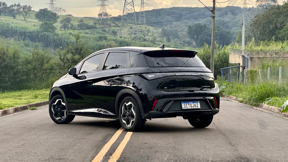 BYD Dolphin GS preto de traseira no meio de uma rua