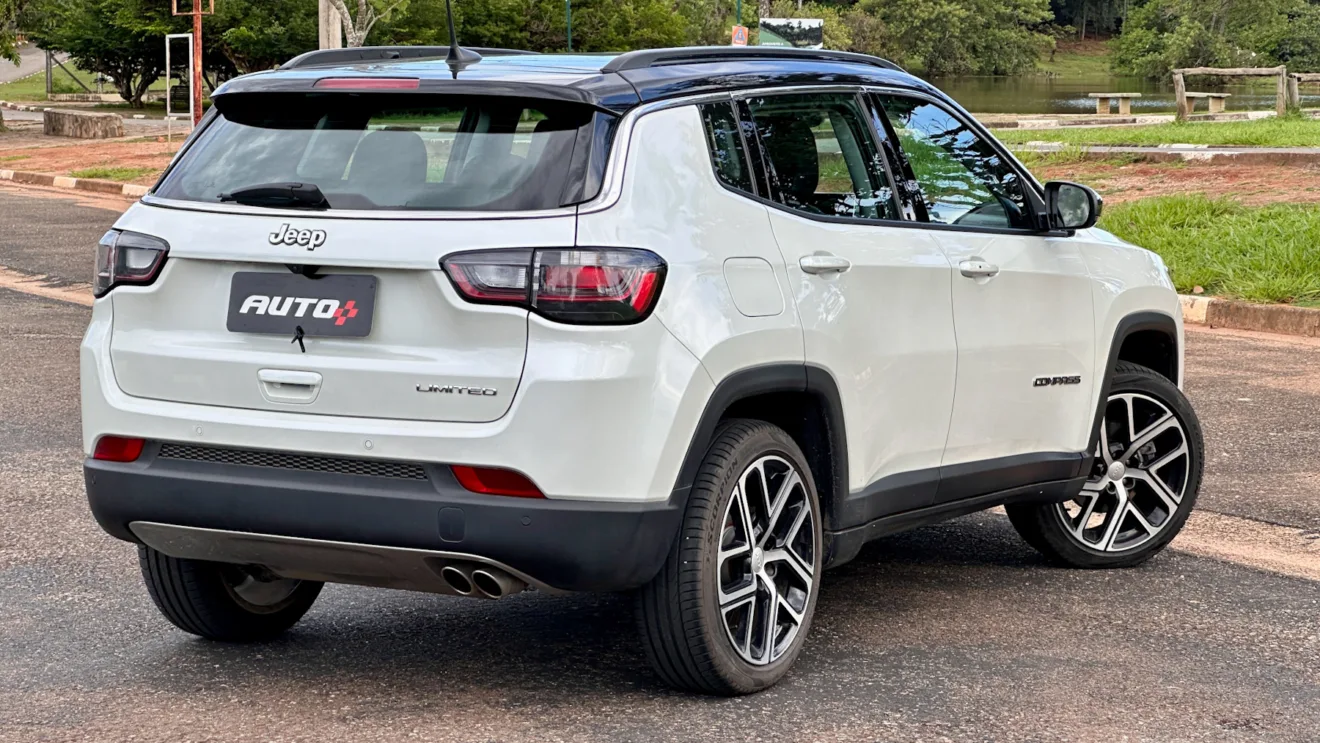 Jeep Compass Limited flex branco com teto preto parado de traseira em um estacionamento