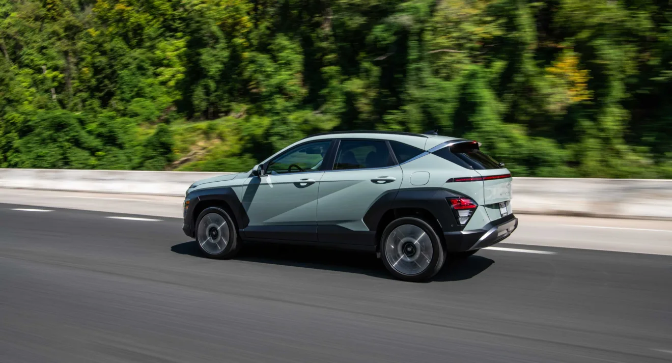 Novo Hyundai Kona Hybrid verde claro de traseira na estrada