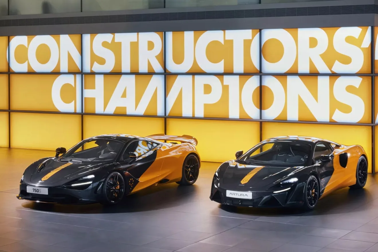 McLaren 750S e Artura MCL38 pretos e laranja com letreiro ao fundo