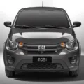 Fiat Mobi cinza de frente com um fundo preto e branco