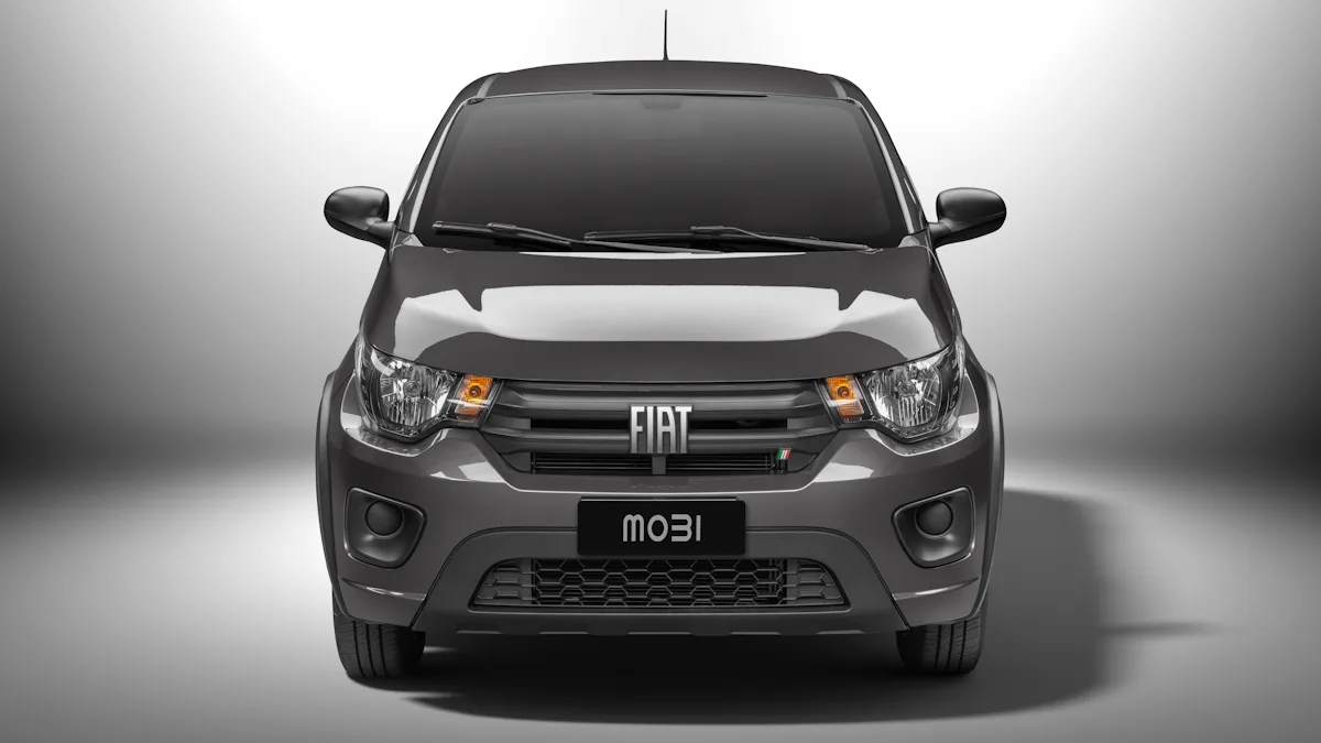 Fiat Mobi cinza de frente com um fundo preto e branco