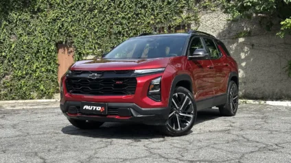 Chevrolet Equinox RS vermelho parado de frente com plantas ao fundo