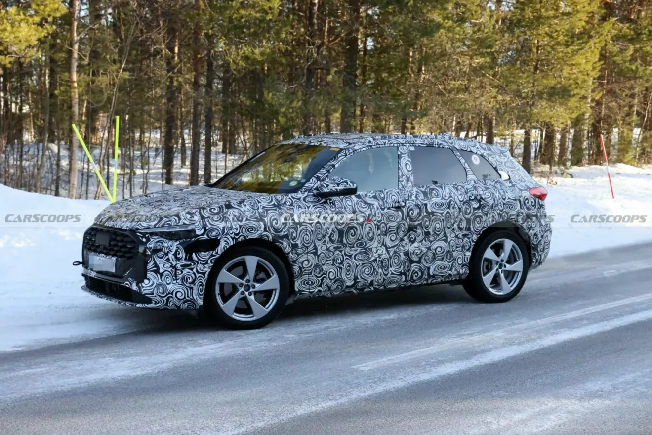 Protótipo do novo Porsche Macan a combustão usando o Audi Q5 de base, camuflado, visto de lado e com neve ao fundo