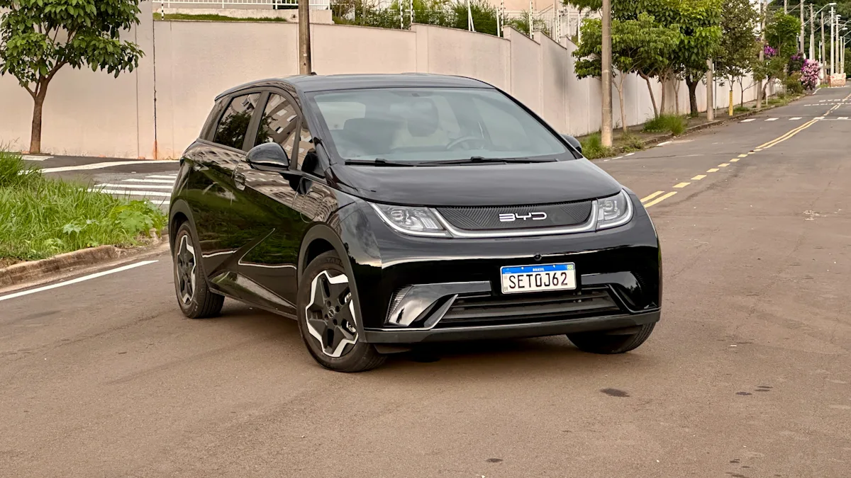 BYD Dolphin GS preto de frente no meio de uma rua