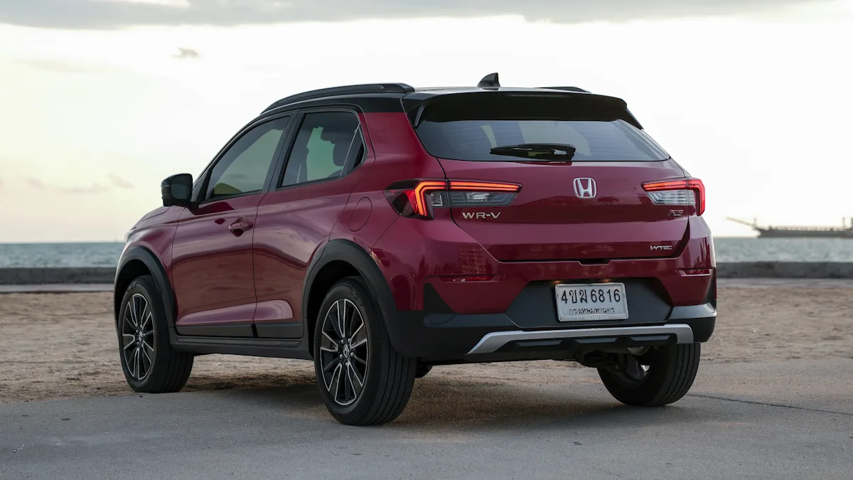 honda wr-v vermelho de traseira em um fundo neutro