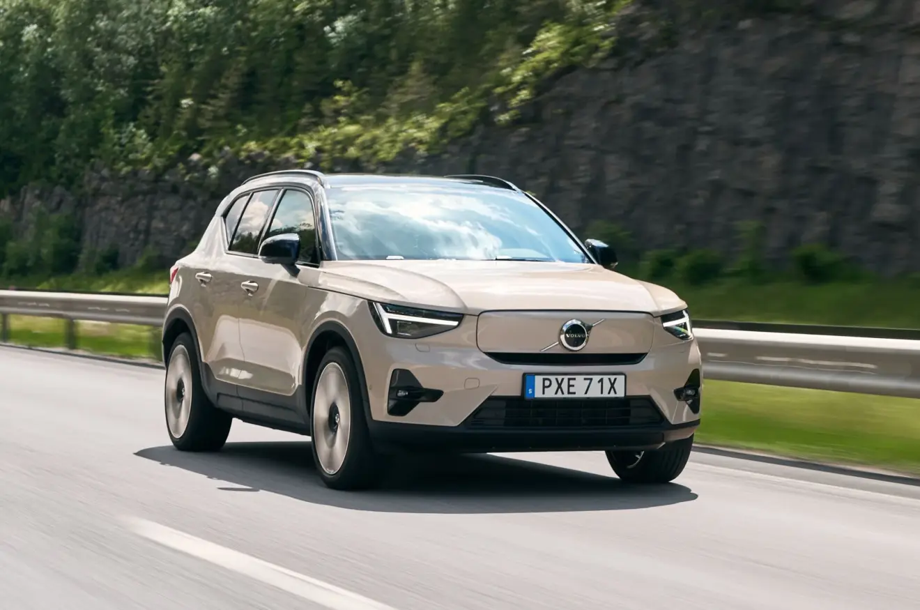 Volvo EX40 de dianteira andando na estrada é um carro com valor próximo ao do Mini JCW elétrico